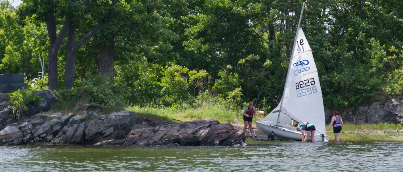 Several U N E students preparing to sail